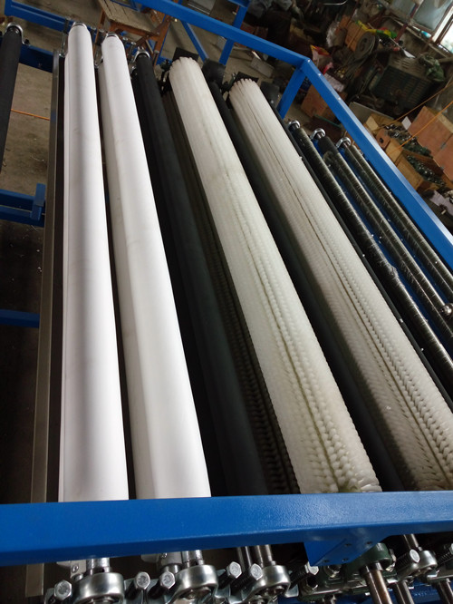 普通1600玻璃清洗機有幾根毛刷和海綿輥